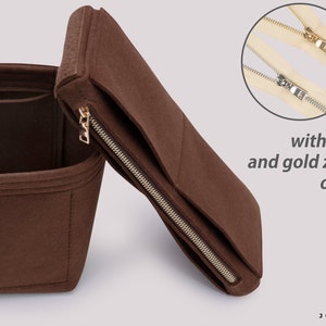 K&ouml;nnte beinhalten: Braune Filztasche Organizer mit mehreren F&auml;chern und Rei&szlig;verschluss. Der Rei&szlig;verschluss ist in Silber oder Gold erh&auml;ltlich.