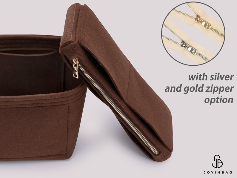 K&ouml;nnte beinhalten: Braune Filztasche Organizer mit mehreren F&auml;chern und Rei&szlig;verschluss. Der Rei&szlig;verschluss ist in Silber oder Gold erh&auml;ltlich.
