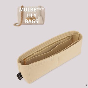 Op de afbeelding: Een beige vilten handtas-organizer met meerdere binnenzakken en een goudkleurige metalen rits. Op de achtergrond is een kleine beige handtas zichtbaar met de tekst MULBE*** LILY BAGS en het logo van JOYINBAG erboven.