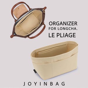 Pode incluir: Um organizador de bolsa em feltro bege com vários bolsos internos e um compartimento com zíper, mostrado dentro de uma bolsa marrom e bege e como item individual. O texto diz ORGANIZER FOR LONGCHA. LE PLIAGE e JOY IN BAG.