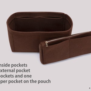 K&ouml;nnte beinhalten: Brauner Filztaschenorganizer mit mehreren Taschen. Der Organizer hat vier Innentaschen, eine Au&szlig;entasche und eine Rei&szlig;verschlusstasche mit vier zus&auml;tzlichen Taschen. Der Text "JOYINBAG" ist unten im Bild gedruckt.