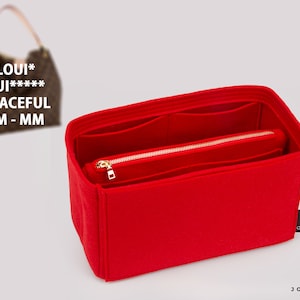 Puede incluir: Organizador de bolso de fieltro rojo con múltiples compartimentos y un bolsillo con cremallera. El organizador está diseñado para caber dentro de un bolso Louis Vuitton Graceful PM o MM.