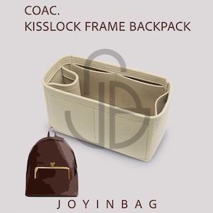 Op de afbeelding: Beige vilten rugzakorganizer met meerdere compartimenten en een kleine, bruine rugzak met kisslock frame. De tekst "COAC. KISS LOCK FRAME BACKPACK" staat bovenaan. De merknaam "JOYINBAG" staat onderaan.