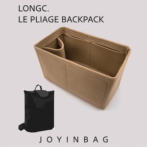 Può includere: Un organizer per borsa in feltro color marrone chiaro con molteplici scomparti interni e una forma rettangolare strutturata, mostrato accanto a un'icona di zaino nero. Il testo recita LONGC. LE PLIAGE BACKPACK e JOYINBAG.