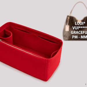 Puede incluir: Organizador de bolso de fieltro rojo con múltiples compartimentos y cierre de cremallera. El organizador está diseñado para adaptarse al bolso Louis Vuitton Graceful PM - MM.