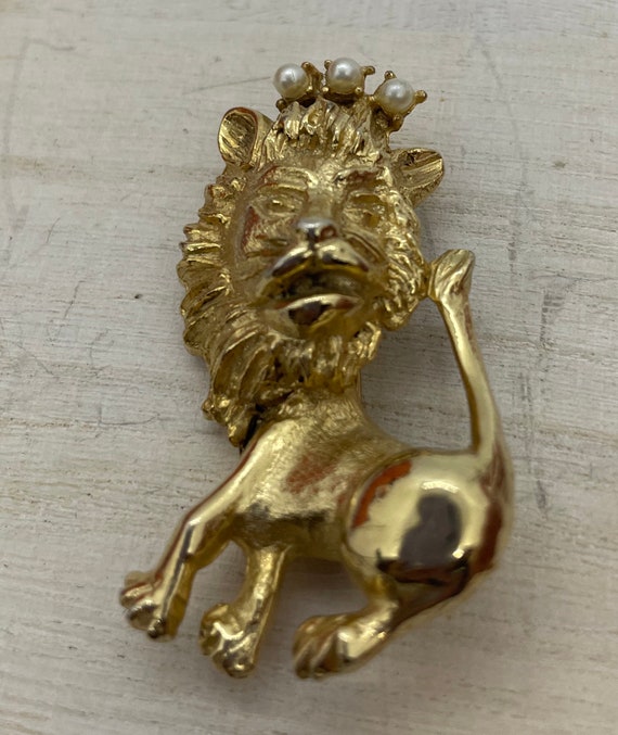 Retro Gold Crown Lion Pearl Hobe Brooch-Midcentur… - image 4