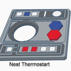 Puede incluir: Un termostato Nest gris con una gran abertura circular y varios botones rectangulares y hexagonales de colores. El texto "Nest Thermostart" está impreso en la parte inferior del dispositivo.