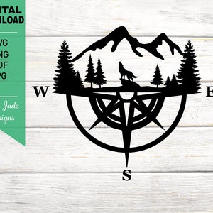 Puede incluir: Silueta en blanco y negro de una brújula con un lobo aullando a la luna, montañas y árboles. La brújula señala el norte, el sur, el este y el oeste.