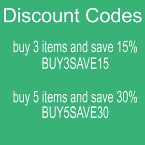 Puede incluir: Fondo verde con texto blanco que dice "Discount Codes" y enumera dos c&oacute;digos de descuento: "buy 3 items and save 15% BUY3SAVE15" y "buy 5 items and save 30% BUY5SAVE30".