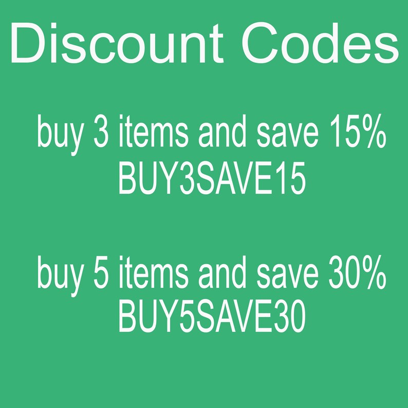 Op de afbeelding: Groene achtergrond met witte tekst die "Discount Codes" luidt en twee kortingscodes vermeldt: "buy 3 items and save 15% BUY3SAVE15" en "buy 5 items and save 30% BUY5SAVE30".