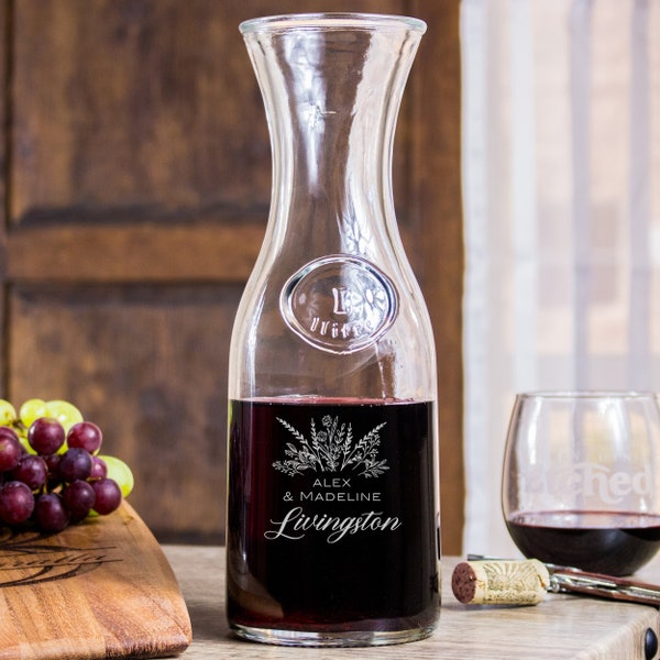 Carafe à vin personnalisée - Cadeau de fiançailles gravé à l'eau-forte, Cadeaux de mariage personnalisés, Cadeau minimaliste pour couple de jeunes mariés, Design floral, Design : L8