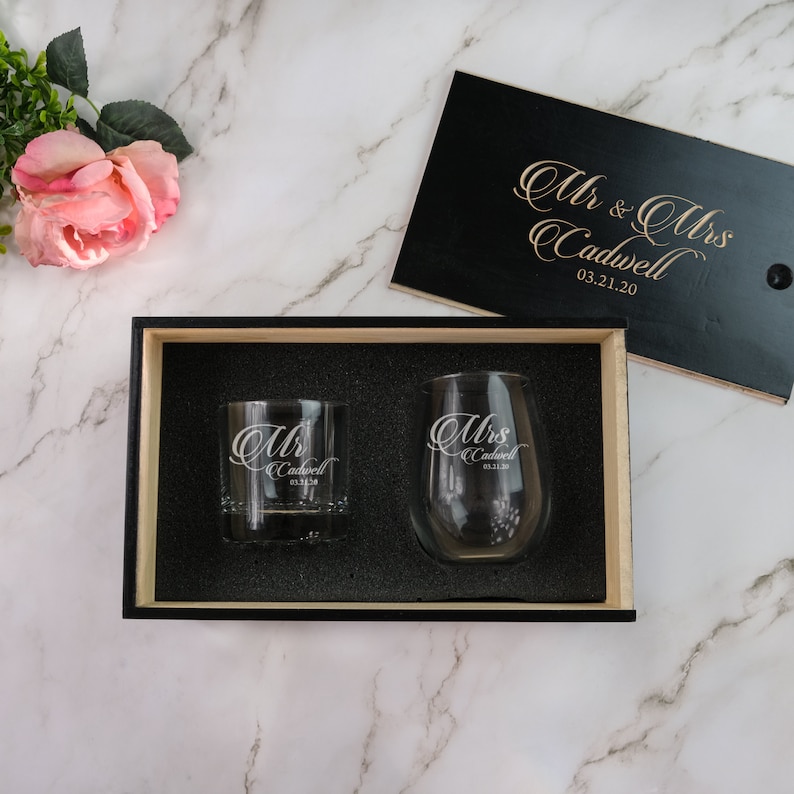Set de regalo de copa de vino y whisky Set de copas personalizado Mr & Mrs, caja de regalo grabada, copas de novia y novio, caja de regalo de boda, diseño: HH7 imagen 1
