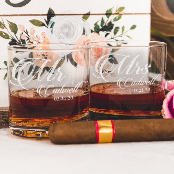 Gafas de cóctel personalizadas Mr & Mrs / Gafas de whisky grabadas para él y para ella / Juego de 2 copas de boda personalizadas, Diseño: HH7