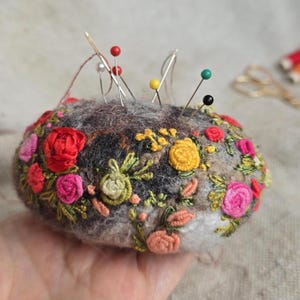 Sewing pin cushion Gift for sewer /tailor Pins and needles holder Handmade felted flowers pincushion
