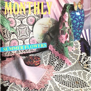 Virkbok med dukar, lampskärmar, bordslöpare, örngott, gardiner och klänningsmönster, Crochet Monthly 135 pdf