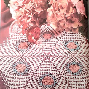 Virkbok med dukar, lampskärmar, bordslöpare, örngott, överkast och bordsduksmönster, Crochet Monthly 166 pdf