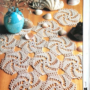 Virkbok med örngott, gardiner, dukar, överkast, bordslöpare och heminredningsmönster. Crochet Monthly 142 pdf.