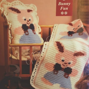 Könnte beinhalten: Ein Häkelmuster für eine Babydecke und ein Kissen mit einem Hasendesign. Das Muster trägt den Titel "6 Bunny Fun".