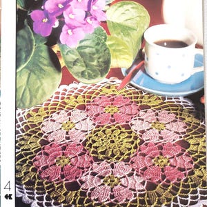 Virkbok med handväskor, örngott, dukar, överkast, bordslöpare, gardiner och heminredningsmönster. Crochet Monthly 172 pdf.