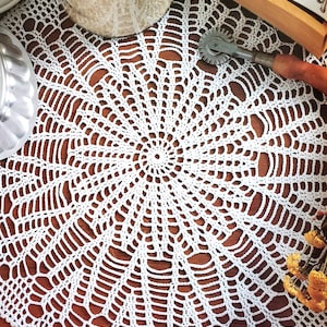 Livre au crochet composé d'étoffes barbie, de taies d'oreiller, de napperons, de couvre-lits, de chemins de table, de rideaux et de motifs de décoration intérieure. Crochet mensuel 212 pdf