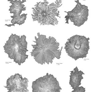 Peut inclure: Une illustration en noir et blanc de neuf volcans de la cha&icirc;ne des Cascades dans les &Eacute;tats de Washington et de l'Oregon, dont le mont Rainier, le mont Adams, le mont Hood, le mont Jefferson, le mont Shasta et les Three Sisters. Les volcans sont &eacute;tiquet&eacute;s avec leurs noms et leurs altitudes en pieds.