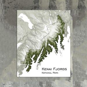 Peut inclure: Une carte du parc national de Kenai Fjords en Alaska. La carte montre les limites du parc et les environs. Le parc est situé sur la péninsule de Kenai, qui est une région montagneuse avec de nombreux fjords. La carte est en nuances de gris et de vert.
