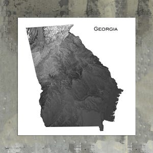 Peut inclure: Une carte en niveaux de gris de l'état de Géorgie avec le mot "GEORGIA" en blanc en haut.