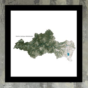 Peut inclure: Une carte du bassin versant de l'Umpqua Nord en Oregon. La carte montre les limites du bassin versant et ses principaux affluents. La carte est imprimée sur du papier blanc et encadrée d'un cadre noir.