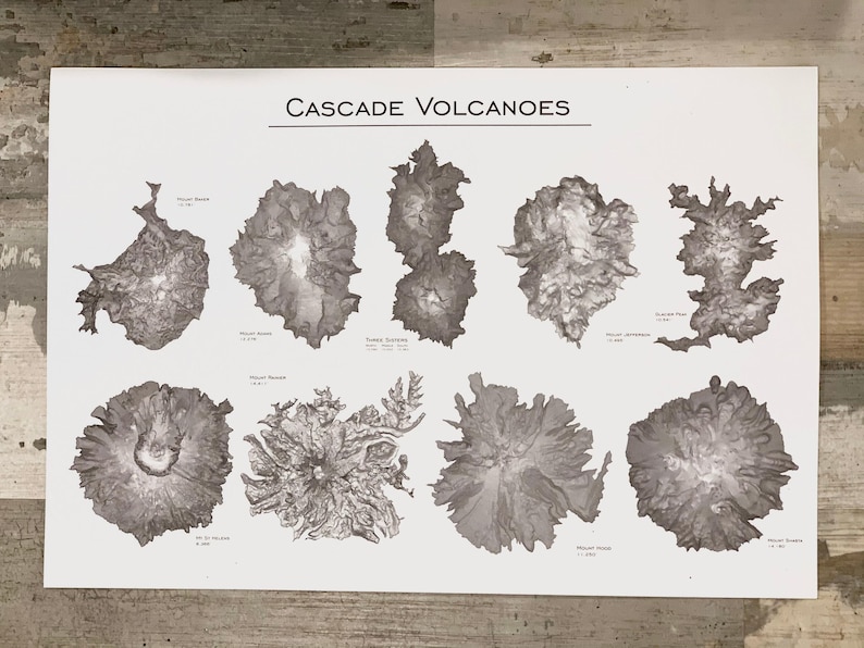 Peut inclure: Une illustration en noir et blanc des volcans des Cascades. L'illustration montre la forme des volcans et leurs noms. Les noms des volcans sont : Mount Baker, Glacier Peak, Mount Rainier, Mount Adams, Mount St. Helens, Mount Hood, Three Sisters, Newberry Volcano et Crater Lake.