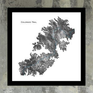 Peut inclure: Impression encadrée du Colorado Trail, avec une carte topographique détaillée en nuances de gris et de bleu. Le texte "Colorado Trail" est imprimé en haut. L'œuvre est présentée sur fond blanc dans un cadre noir.