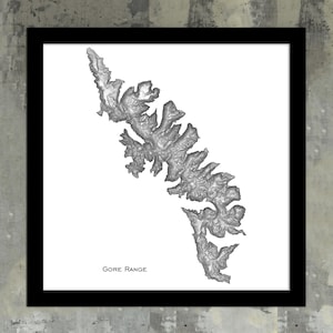 Puede incluir: Una impresión topográfica en blanco y negro de la Cordillera Gore en Colorado. La impresión está enmarcada en un marco negro y tiene el texto "Gore Range" en la parte inferior.