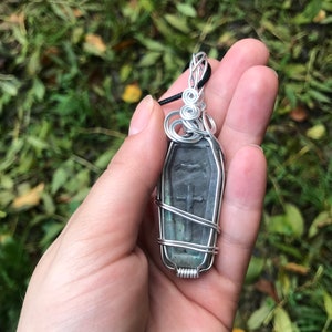 Collier cercueil en labradorite, pendentif labradorite enveloppé de fil, pendentif chauve-souris en cristal, sculpture sur cristal, cercueil en cristal, bijoux gothiques