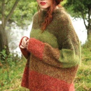 以下が含まれることがあります： 緑、茶色、錆色のオーバーサイズのセーター。セーターは、水平ストライプとハイネックのカラーブロックデザインが特徴です。袖は長く、裾は両側にスリットが入っています。セーターは柔らかく、質感のある素材で作られています。