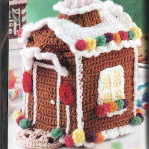 Può includere: Copertura per scatola di fazzoletti in crochet a forma di casetta di pan di zenzero con glassa bianca, bordi a bastoncino di zucchero e decorazioni di caramelle colorate.