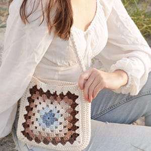 Purse CROCHET PATTERN - Easy Granny Square Purse Bag Pattern - Worsted Yarn - Instant PDF Download - Vintage Crochet Summer Bag Pattern image 2