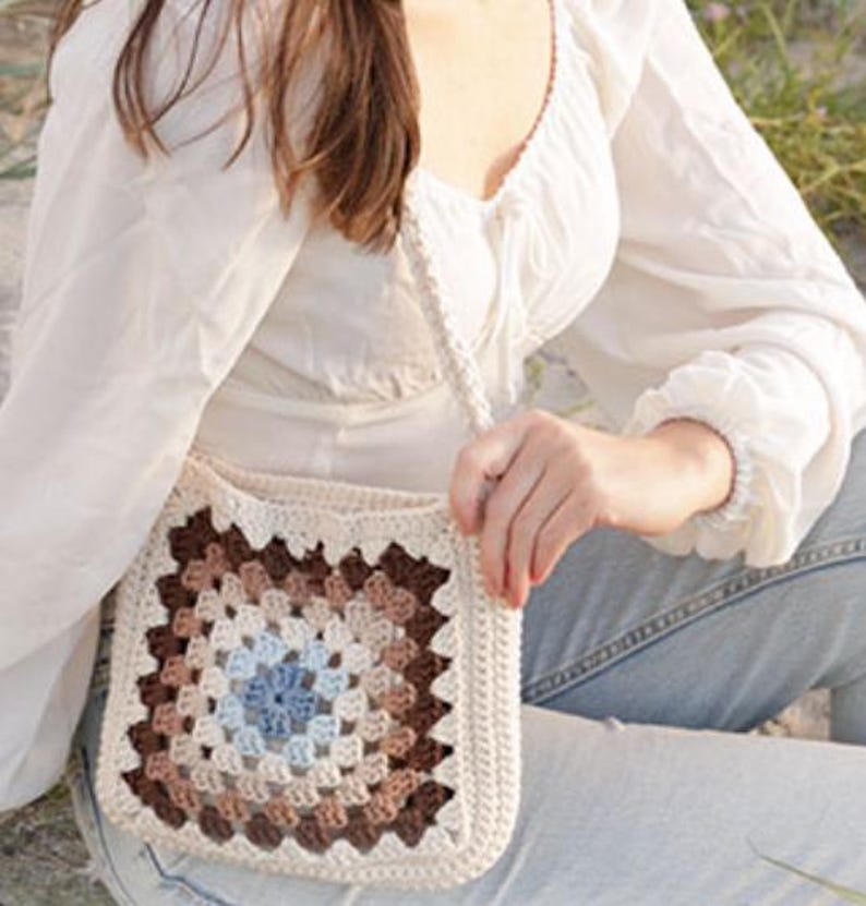 Purse CROCHET PATTERN - Easy Granny Square Purse Bag Pattern - Worsted Yarn - Instant PDF Download - Vintage Crochet Summer Bag Pattern image 2