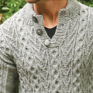 Puede incluir: Un suéter gris de punto de cable con cuello abotonado y tres botones en la parte delantera.