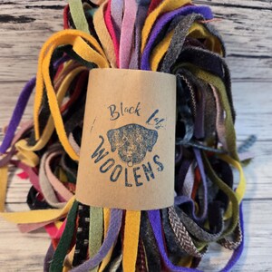 Sachet mixte de 100 bandes de laine pour tapisser, teintes en usine et couleurs teintes à la main assorties