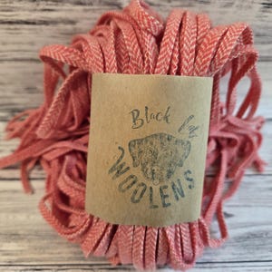 Bandes de laine à chevrons corail vif et blanc pour accrocher des tapis, 100 lanières de crochets pour tapis n° 4, n° 6 ou n° 8 teints dans la masse, laine lavée