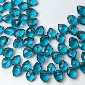 Peut inclure: Un brin de perles facettées bleu turquoise. Les perles sont en forme de goutte et ont une finition lisse et polie.