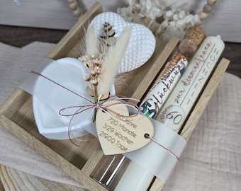 May include: A wooden tray containing a white heart-shaped dish, a glass tube with a cork stopper, and a white candle. The candle features the text "zur diamantenen Hochzeit 60". A wooden heart tag reads "60 Jahre 720 Monate 3129 Wochen 21900 Tage".