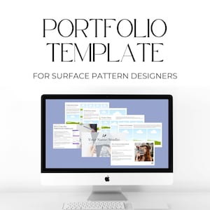 Op de afbeelding: Een witte desktopcomputer toont een portfolio-sjabloon voor oppervlaktepatroonontwerpers. Het scherm toont verschillende pagina's met tekst en afbeeldingen, waaronder een sectie voor een collectienaam en projectnaam. De computer heeft een zilveren toetsenbord en muis.
