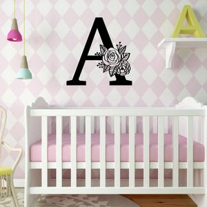 Decalque de parede com monograma floral personalizado - Adesivo de vinil personalizado para armário de berçário - Decoração inicial do quarto do bebê - Decalque de letra de flor removível