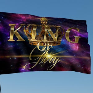 以下が含まれることがあります： 紫、青、金色の鮮やかな銀河のデザインの旗。 「KING OF GLORY」の文字は金色で、その上に詳細な金の王冠があります。 旗は澄んだ青い空を背景に翻っています。