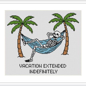 Könnte beinhalten: Ein Kreuzstich-Design mit einem Skelett, das in einer blauen Hängematte zwischen zwei Palmen entspannt. Der Text "VACATION EXTENDED INDEFINITELY" steht unter dem Bild. Das Design ist in einem weißen Rahmen eingefasst.