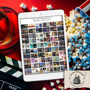 VHS-bandomslag i skala 1:12, blandade genrer, 60 digitala bilder för direkt nedladdning/Dockhus/Utskrivbara miniatyrer med 80- och 90-talstema/300 dpi jpg och pdf
