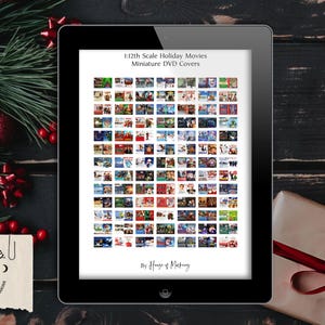 Könnte beinhalten: Ein digitaler Download von Miniatur-DVD-Covern für 1:12-Filme zu den Feiertagen, die auf einem Tablet angezeigt werden. Das Tablet ist von Weihnachtsdekorationen und verpackten Geschenken umgeben.