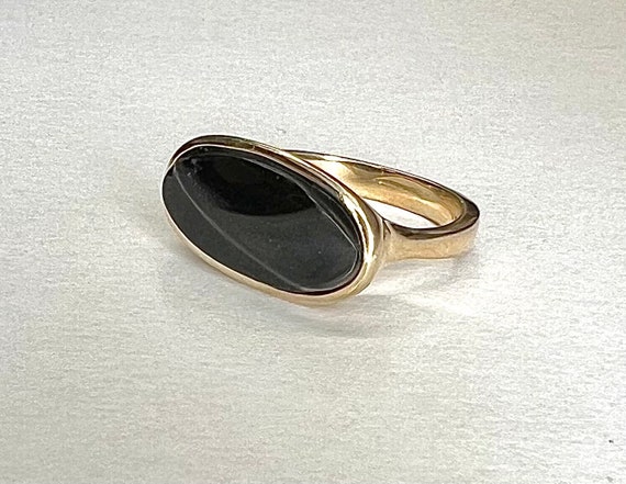 14k Yellow Gold Oval Ring Vintage Black Onyx Carv… - image 1
