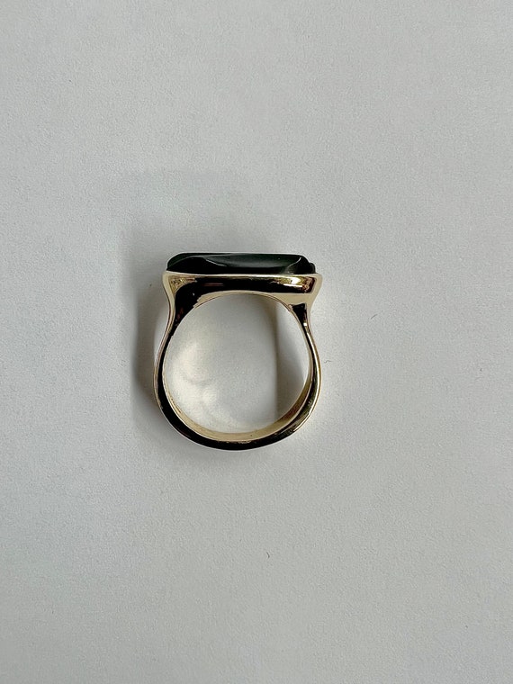 14k Yellow Gold Oval Ring Vintage Black Onyx Carv… - image 3