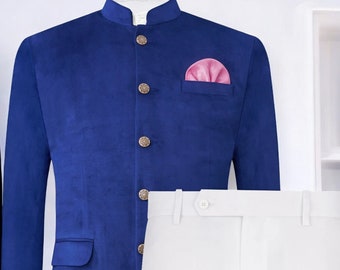 Puede incluir: Un traje azul con cuello mandarín y botones dorados. El traje incluye una chaqueta a juego y pantalones blancos. Un pañuelo de bolsillo rosa está en el bolsillo de la chaqueta.